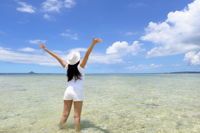 沖縄の海と女性