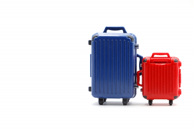 青と赤のスーツケース